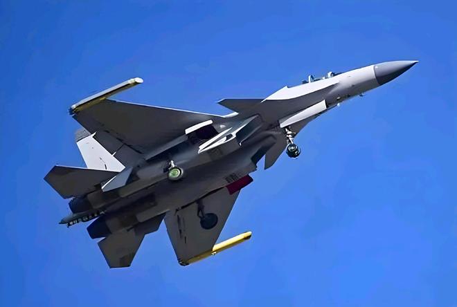 歼-15突然失控坠海