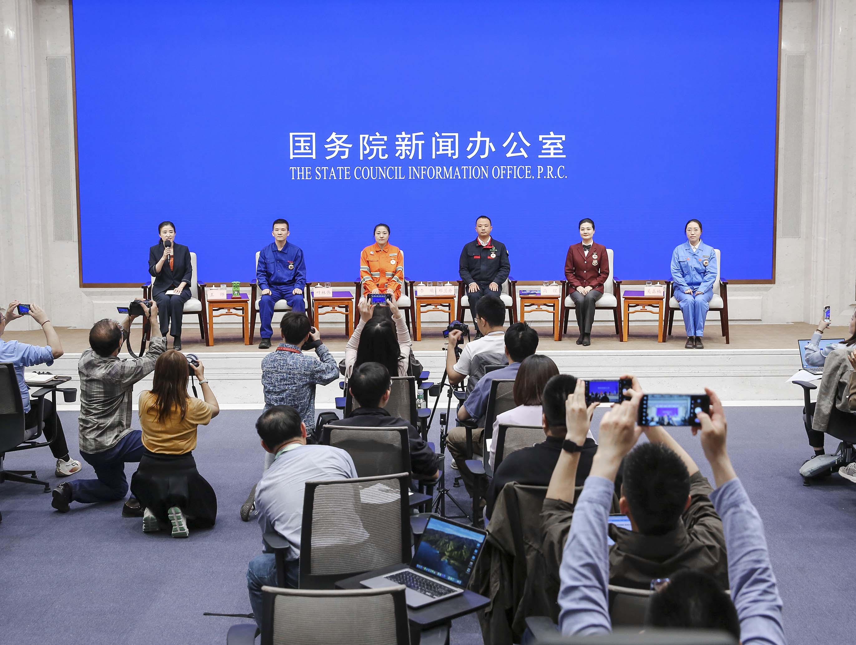 國新辦“弘揚勞模精神