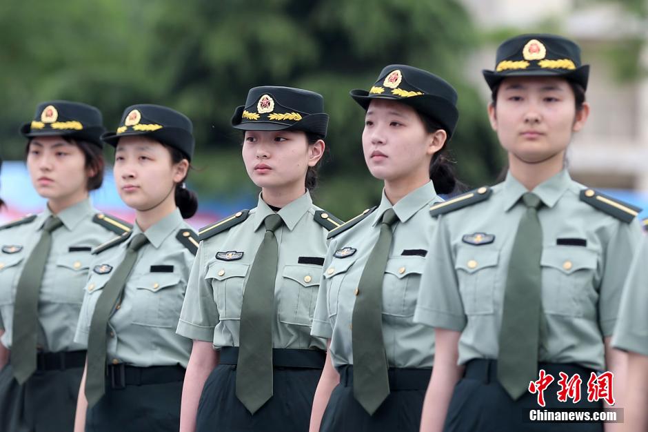 阅兵场上英姿飒爽 大